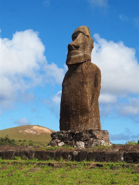 moai easter island located
